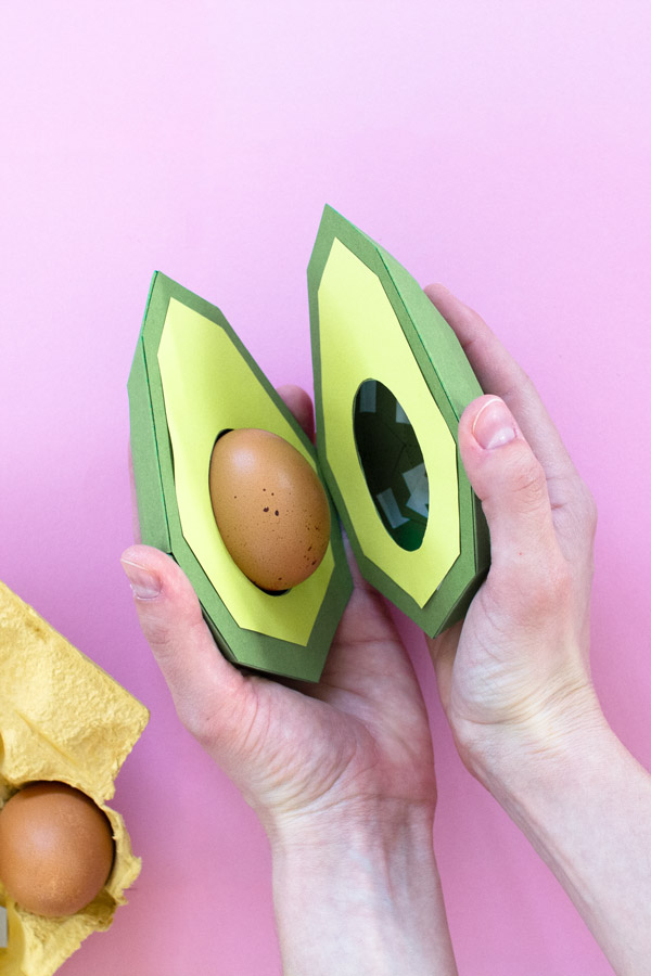 DIY Eierhalter selber machen als Papier Avocado mit Osterei als Kern #bastelnmitpapier #diy #papercraft #osternest #osterkörbchen