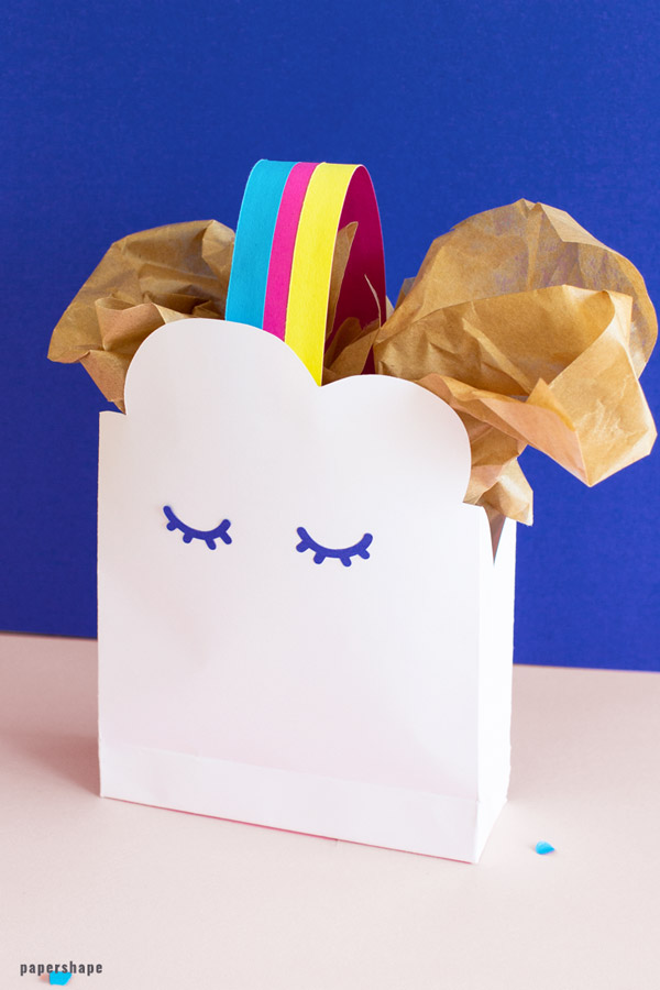 Ostertüten basteln mit Kindern in Regenbogen-Wolke Motiv #papercraft #ostern #easterdiy #bastelnmitpapier