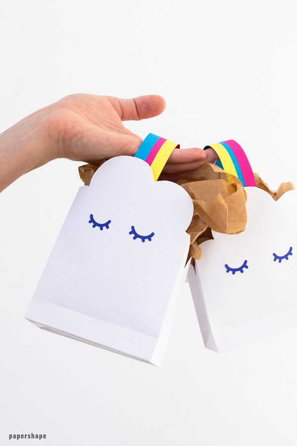 Geschenktüten für den Kindergeburtstag - Regenbogen und Wolken und jede Menge Leckereien #papercraft #diy #bastelnmitkindern