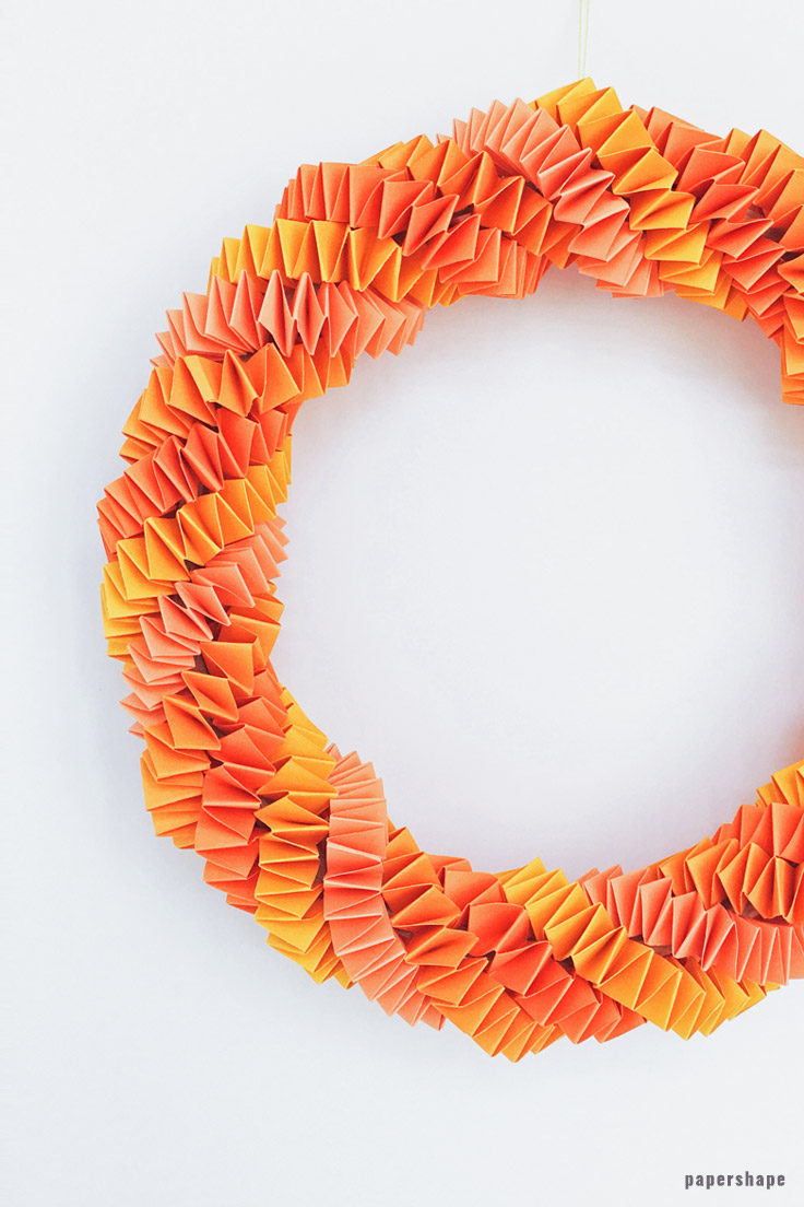 fall craft: diy fall wreath with paper strings. easy to make even with children #papershape