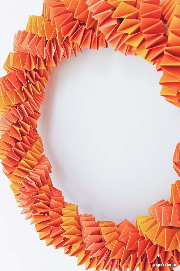 fall craft: diy fall wreath with paper strings. easy to make even with children #papershape