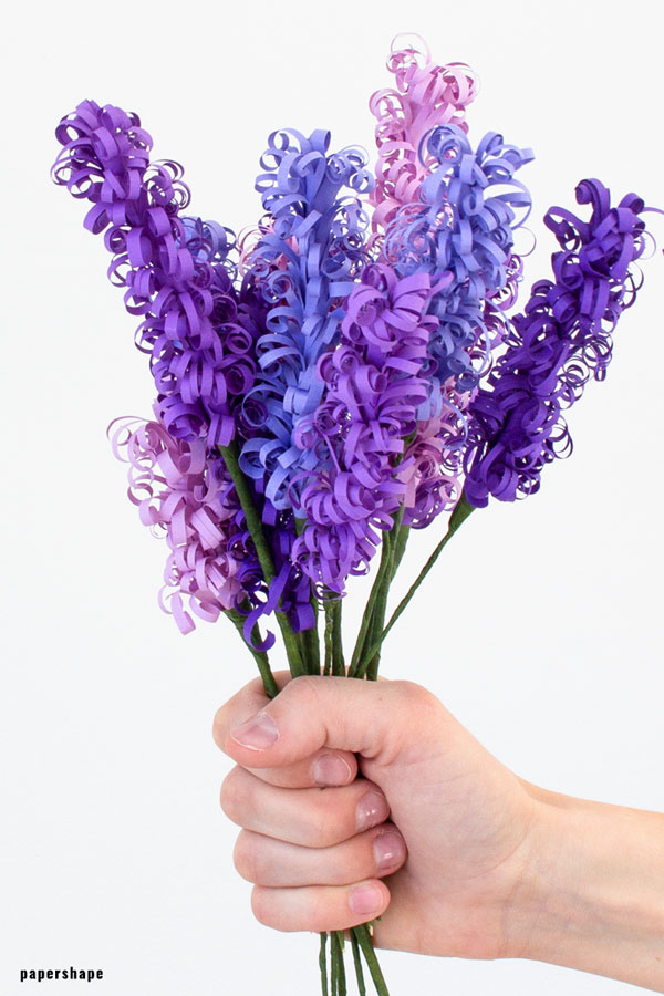 Frühlingsblumen basteln: Hyazinthen aus Papier als Frühlingsdeko - Anleitung #papercraft #bastelnmitpapier #papierblumen