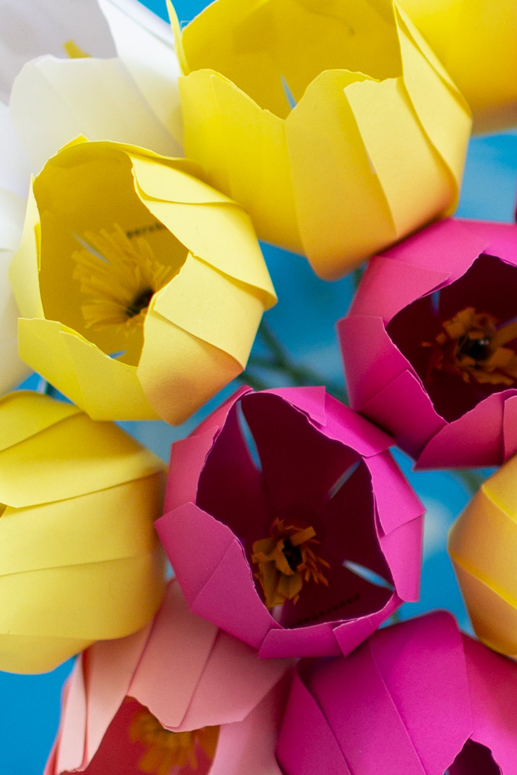 Farbenfroher Blumenstrauß voller Tulpen aus Papier zum selber basteln. Mit der Vorlage und Anleitung geht das ganz einfach #papercrafts #bastelnmitpapier #muttertag #valentinstag