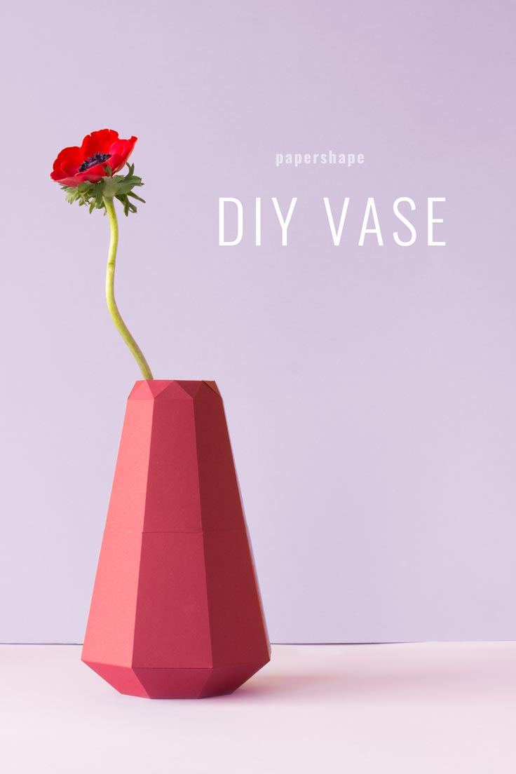 DIY Papier Vase im puristischen Origami-Look. Kann ich mir total gut als Geschenk zum Muttertag vorstellen. Die Vorlage kann man herunterladen und die Anleitung ist super einfach. / PaperShape #muttertag #papercraft #papier