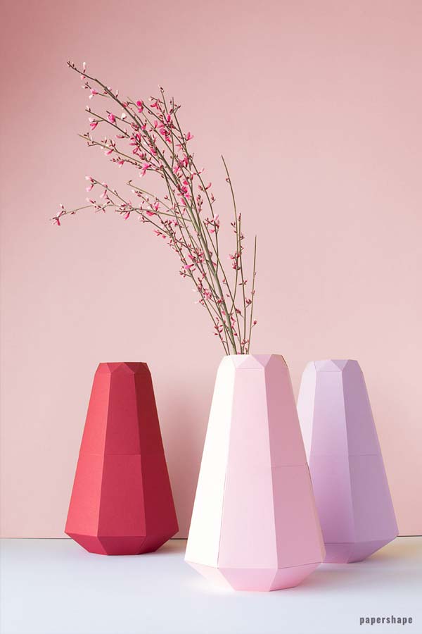 DIY Papier Vase im coolen Origami-Design mit kostenloser Vorlage. Ihr müsste einfach die Papiere schneiden, falten, kleben. Finde die Farben mega - lavendel, rose, weinrot. PaperShape #vases #papercraft #diy