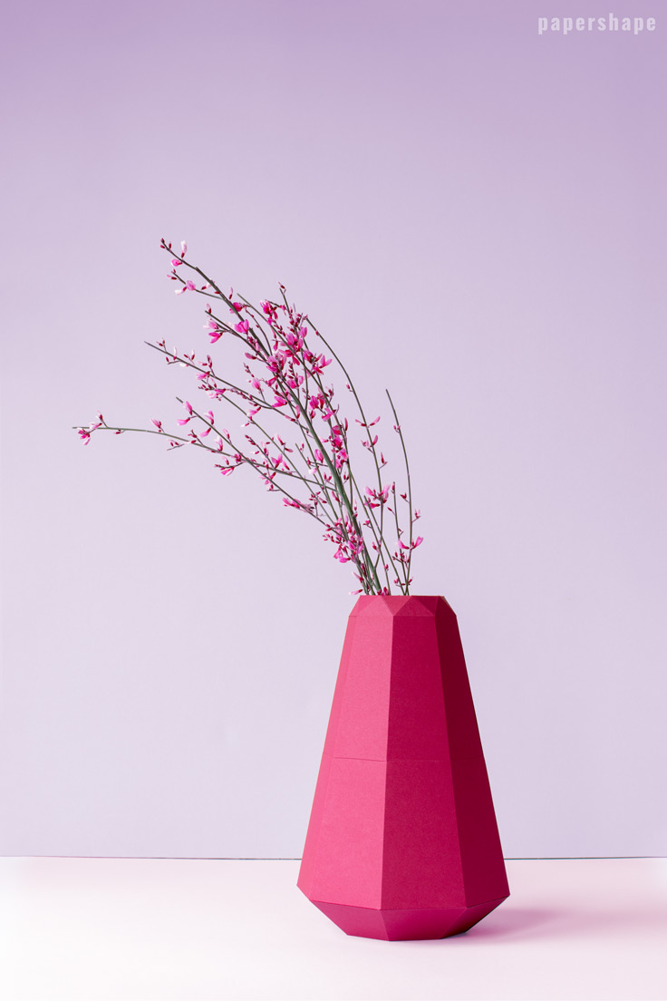 DIY Papier Vase im puristischen Origami-Look. Kann ich mir total gut als Geschenk zum Muttertag vorstellen. Die Vorlage kann man herunterladen und die Anleitung ist super einfach. / PaperShape #muttertag #papercraft #papier