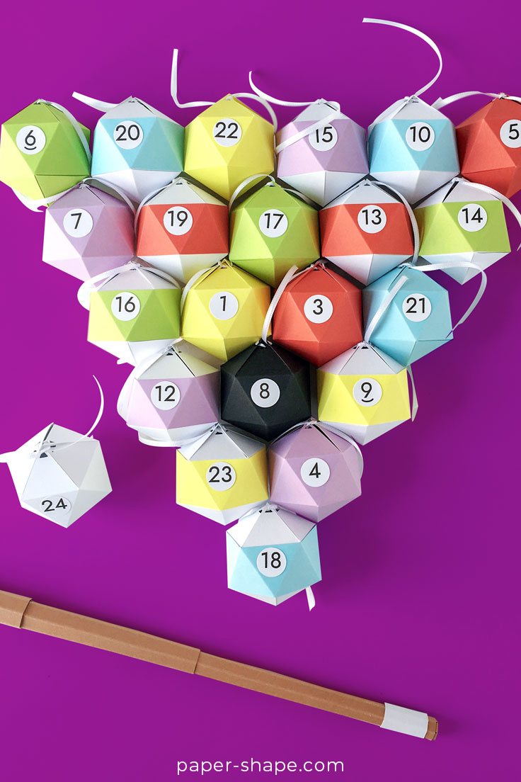 Selbst gebastelter Billiard-Adventskalender aus Fotokarton mit 24 Kugeln und Queue