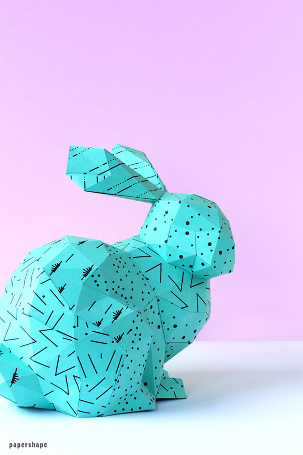 Selbst gebastelter gepunkteter 3D Osterhase aus Papier in türkis